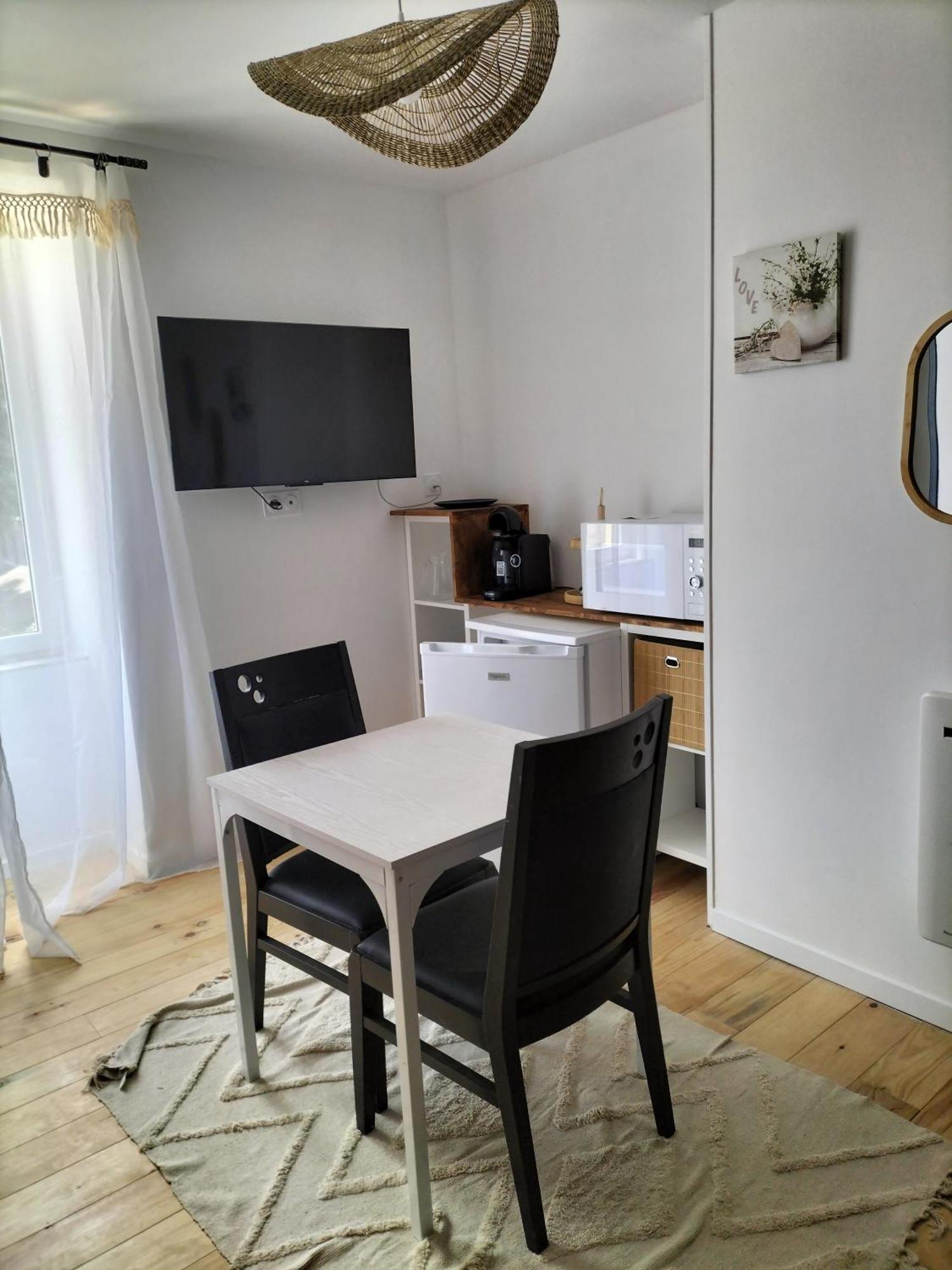 Les 2 Tours Hotel Chenay  Екстериор снимка