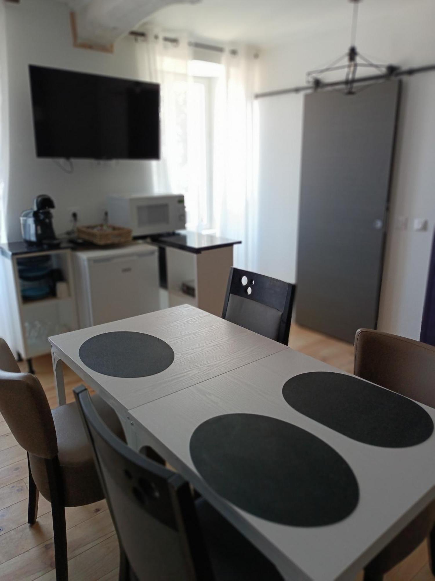 Les 2 Tours Hotel Chenay  Екстериор снимка