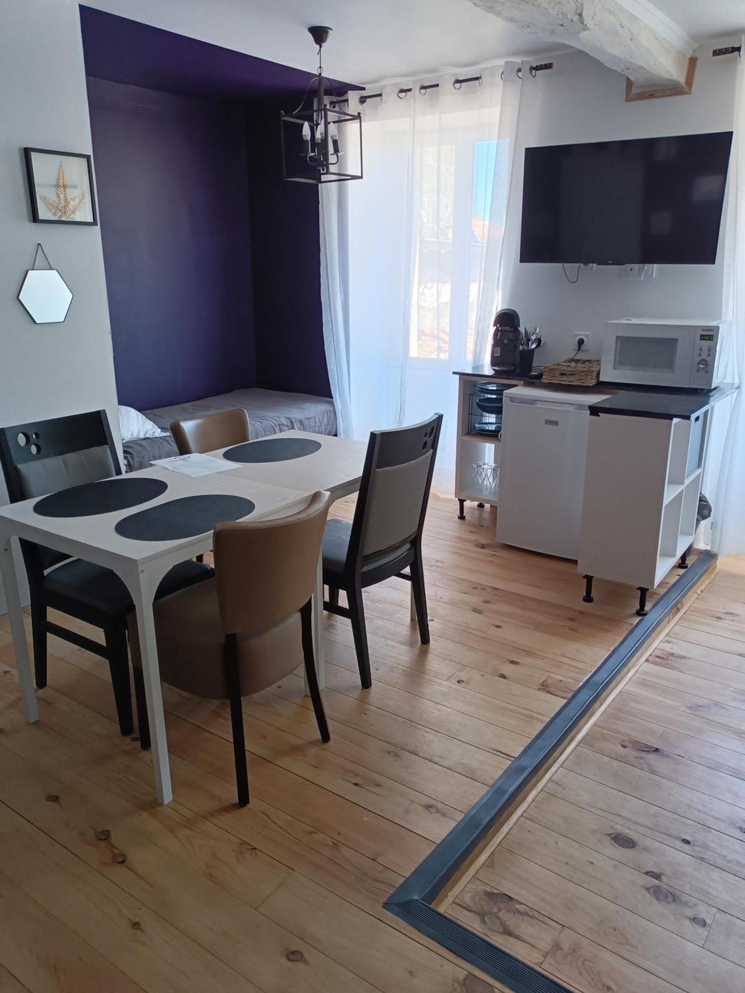 Les 2 Tours Hotel Chenay  Екстериор снимка